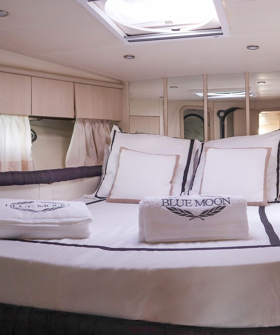 Blue Moon interior | Alquiler yate de lujo